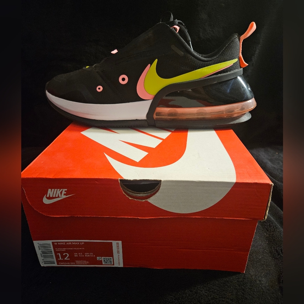 Womens 12 Nike Shoe BRAND NEW